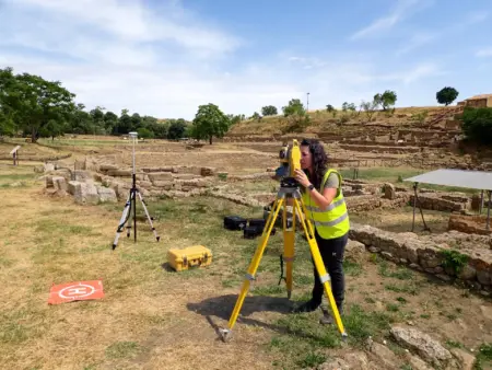 Integrated Survey Campaign at the Morgantina Theatron for WP5: Towards Immersive Acoustic Reconstruction 2 Towards Immersive Acoustic Reconstruction 1