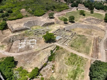Integrated Survey Campaign at the Morgantina Theatron for WP5: Towards Immersive Acoustic Reconstruction 1 Towards Immersive Acoustic Reconstruction 2